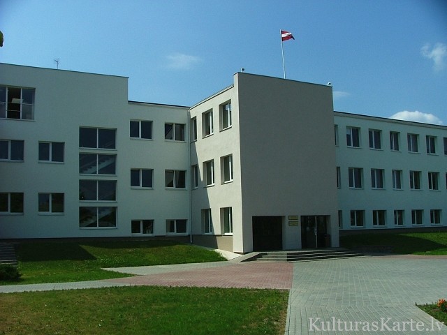 Skolas ēka