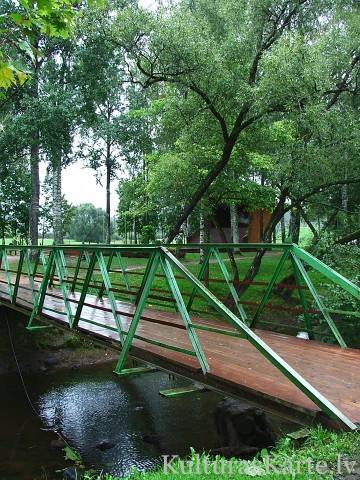 Tiltiņš pār Vārnieni un parku
